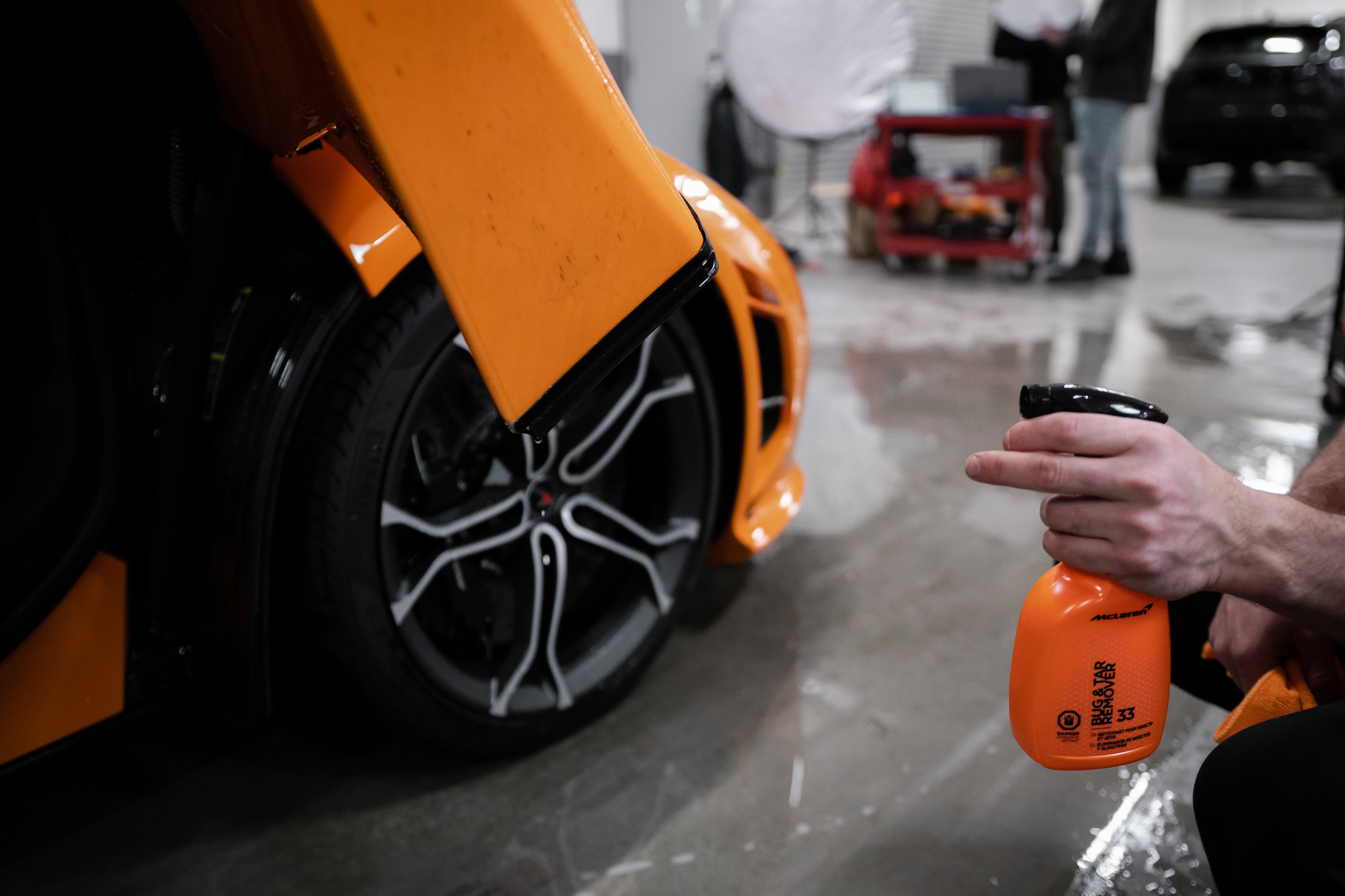 The McLaren Bug & Tar Remover is formulated to remove tar spots and bugs from paint and glass.   Quick and easy to use, spray directly onto the spots to be removed, allow the product to soak in and then remove by lightly rubbing the area with a clean microfiber. 