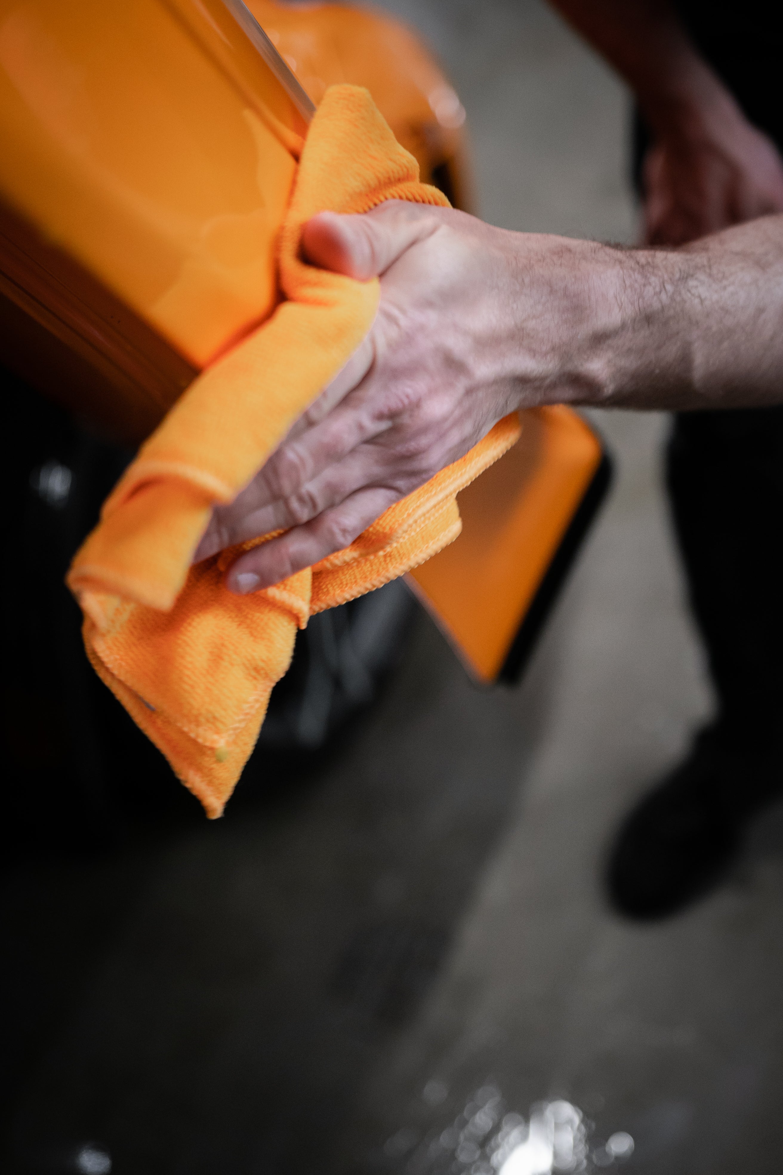 The McLaren Bug & Tar Remover is formulated to remove tar spots and bugs from paint and glass.   Quick and easy to use, spray directly onto the spots to be removed, allow the product to soak in and then remove by lightly rubbing the area with a clean microfiber. 